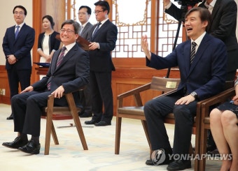 신임 대법관들에게 설명하는 조국 민정수석