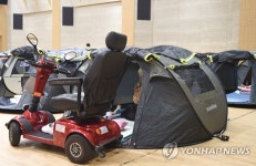 구청 대강당에 마련된 야간 어르신 무더위 쉼터