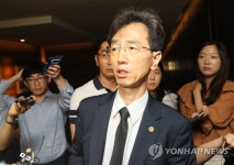 취재진 질문받는 강봉윤 약사회 정책위원장