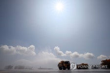 폭염 속 활주로 식히기