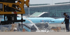 폭염 속 활주로 식히기