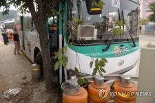가로수 들이받은 시내버스