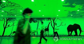 폭염 속 지하도상가의 변신