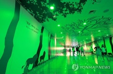 정글 테마존으로 변신한 지하도