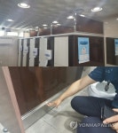 화장실 상·하단부에 가림막 설치