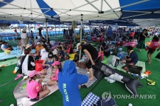 피서 명당이 된 초등학교 운동장