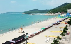 태풍 올라온다 한산한 해수욕장