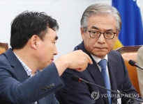 윤관석 의원과 대화하는 김효준 BMW코리아 회장