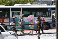 땡볕 싫어요 양산 필수품