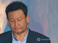 1심 선고 출석하는 MB 재산관리인 이영배