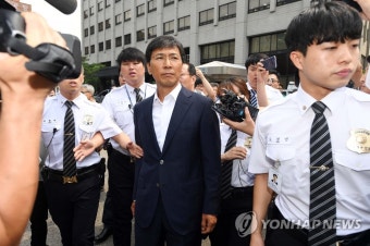 무죄 선고받고 법원 나서는 안희정
