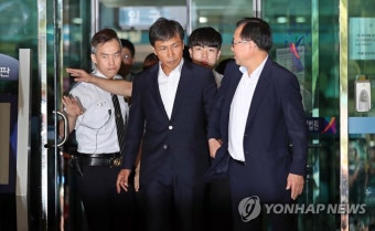 무죄 선고받고 법원 나서는 안희정