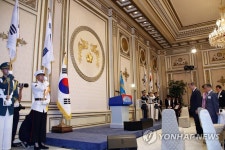 순국선열에 묵념하는 문 대통령과 독립운동가 후손들