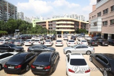 학교 운동장에 가득 찬 BMW 차들