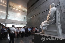 묵념하는 해외거주 독립유공자 후손