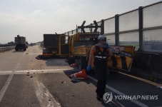 2.5t 트럭이 국토관리사무소 차량 추돌