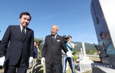 애국지사 묘소 찾은 이낙연 총리