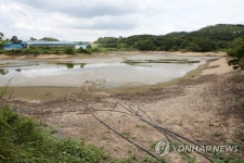 마을 젖줄이었는데 바닥 드러낸 저수지