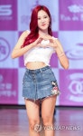 서율, 눈에 띄는 빨간머리
