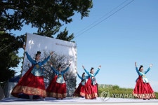 남북 은행나무에 평화 바람 불길