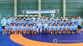 청소년 레슬링국가대표 격려하는 최상기 인제군수