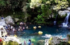 다시 온 폭염에 가을 주춤…막바지 피서객 북적