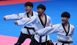 태권도 두 차례 금빛 발차기…한국, 종합 2위 향해 무난한 출발(종합)
