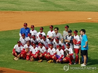 기념촬영하는 이만수 단장과 라오스 야구대표팀