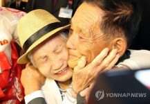 [이산가족상봉] 상철아·어머니…눈물바다된 상봉장