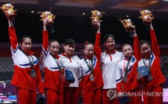 은메달 목에 건 북한 여자체조
