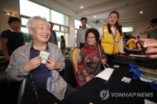 [이산가족상봉] 68년만에 건넬 초등학교 졸업장…설레는 조카