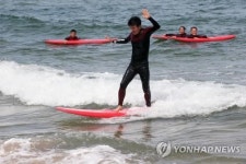 깨끗한 바다·적당한 파도…강릉시 서핑 명소로 부상