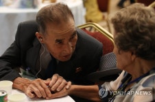 맞잡은 두 손 놓지 말길