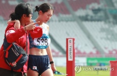 의료요원 부축받아 이동하는 최경선