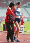 의료요원 부축받아 이동하는 최경선
