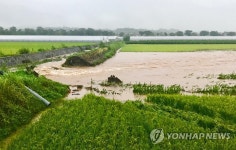 불어난 물에 유실된 제방