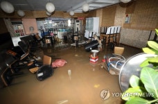 빗물 들이닥친 식당