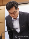 인사하는 경제부총리