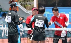 상대선수와 인사하는 김기성과 문혜경