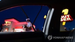 공화당에 기부했다고…美 유명 햄버거 인앤아웃 불매운동