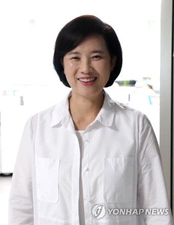 취재진과 담소하는 유은혜 의원