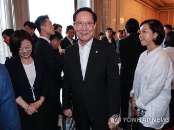장관 후보자 된 의원들과 인사하는 송영무 장관