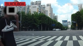 [블랙박스] 교차로 중간으로 걸어와 차량 가로막은 남성…왜?