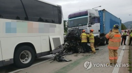 중부내륙고속도 칠원분기점 3중 추돌사고 현장