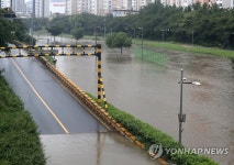 불어난 물에 잠긴 온천천 시민공원