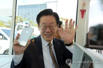 이재명 지사, 자율주행차 타고 활짝