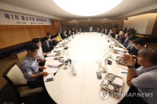 둘러 앉은 중소기업 관계자