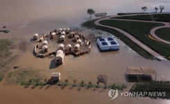물에 잠긴 공주 공산성 앞 금강 둔치