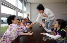 광주 경로당 찾은 김정숙 여사