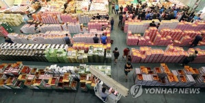 추석 앞둔 도매시장…치열한 눈치작전